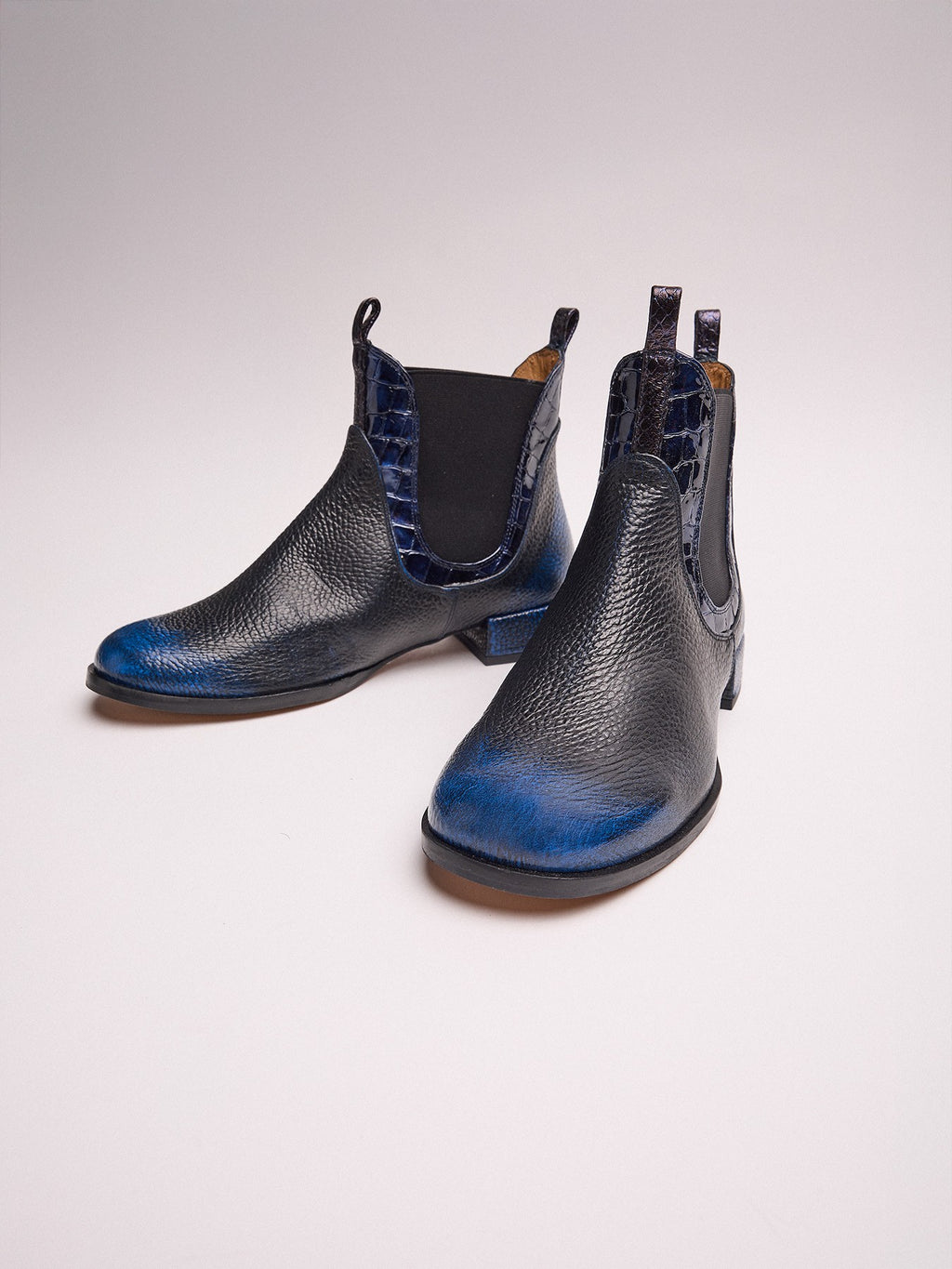 Botín de mujer en piel con tacón bajo. Mory