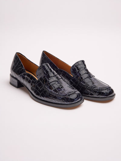 Women's leather shoe with a low heel. Miko