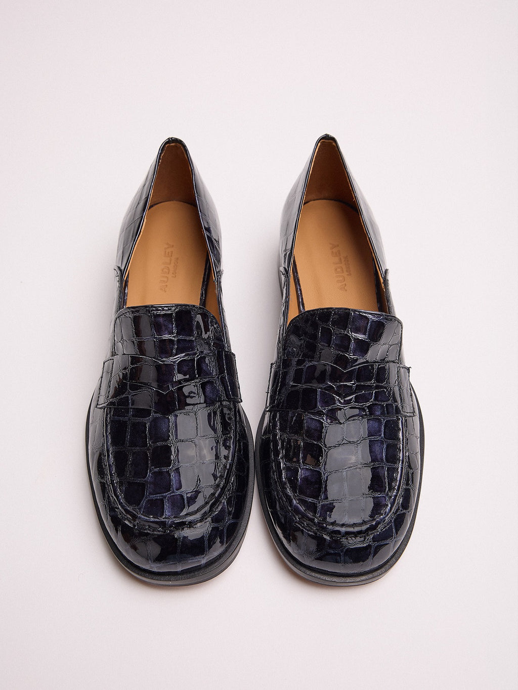 Zapato de mujer en piel con tacón bajo. Miko