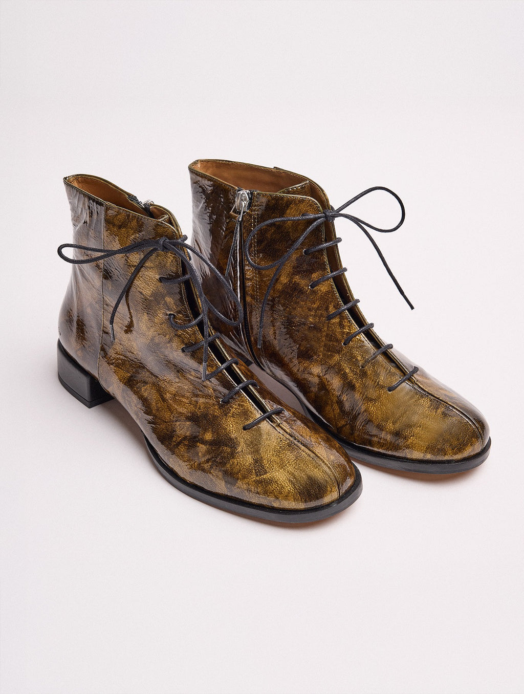 Botín de mujer en piel con tacón bajo. Mirta