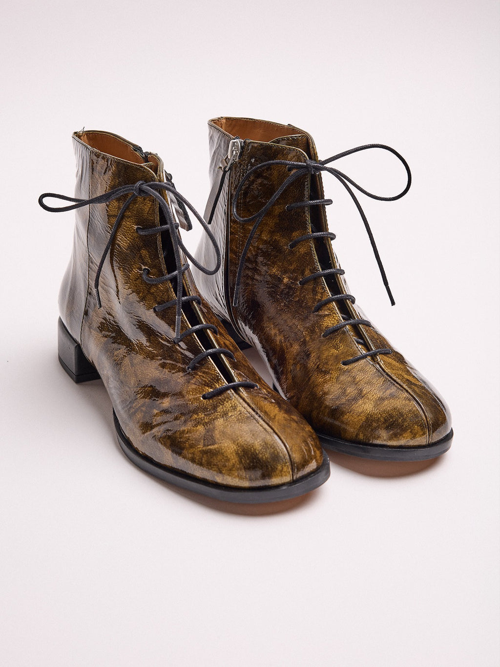 Botín de mujer en piel con tacón bajo. Mirta