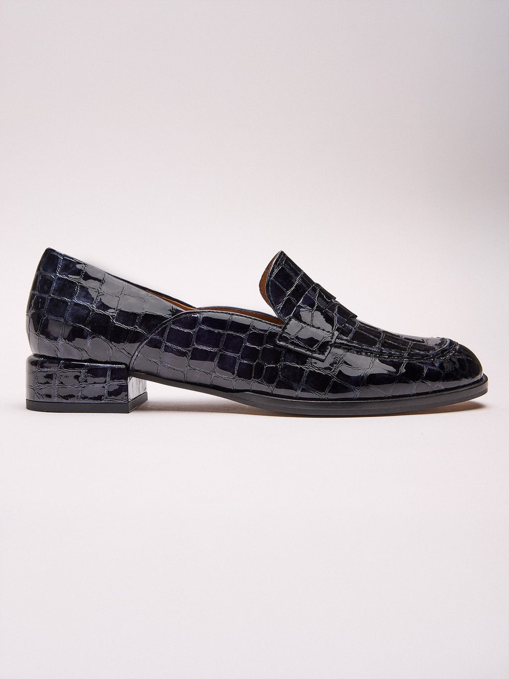 Zapato de mujer en piel con tacón bajo. Miko