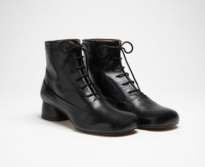 Botín de mujer en piel con tacón bajo. Misu