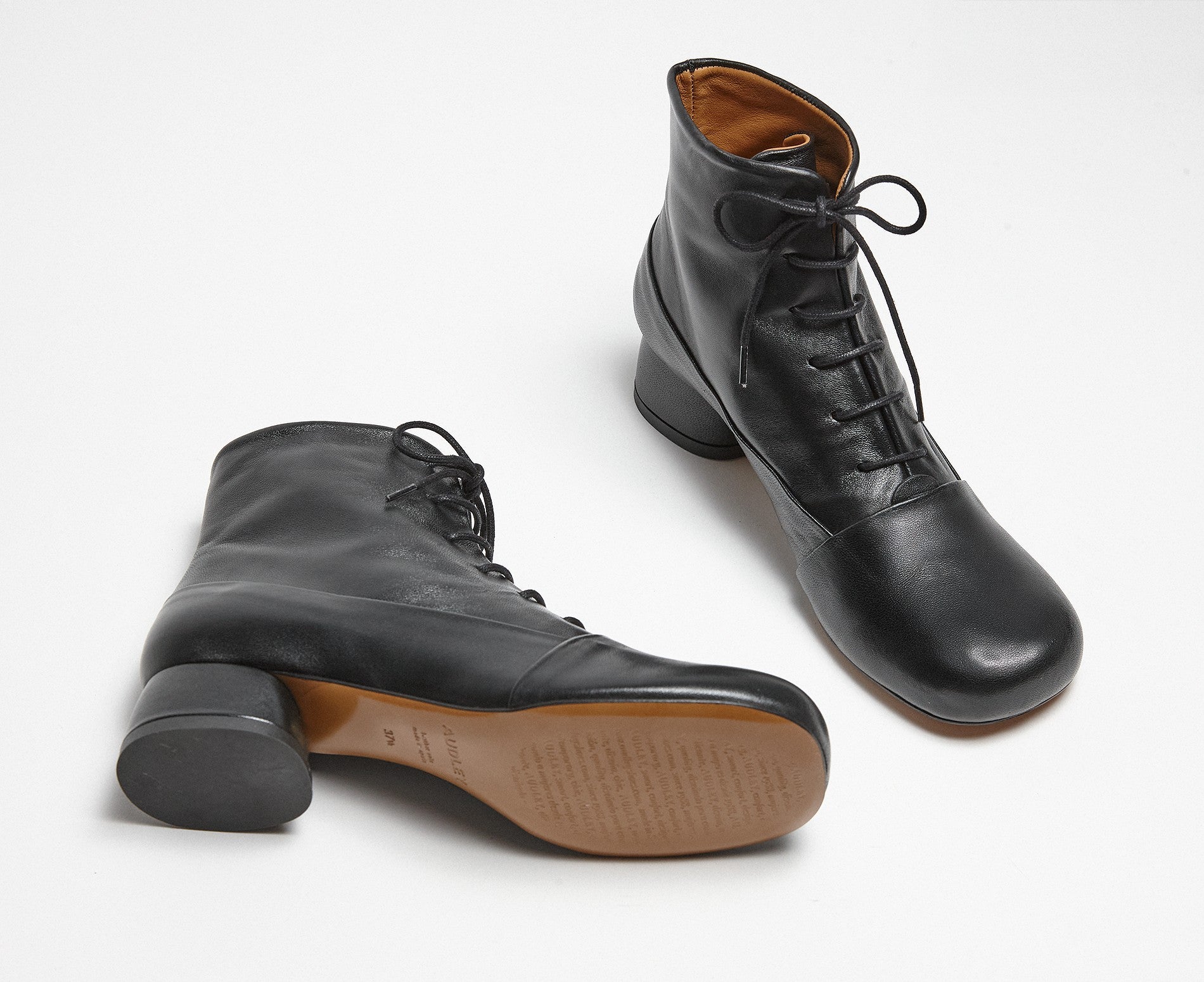 Botín de mujer en piel con tacón bajo. Misu