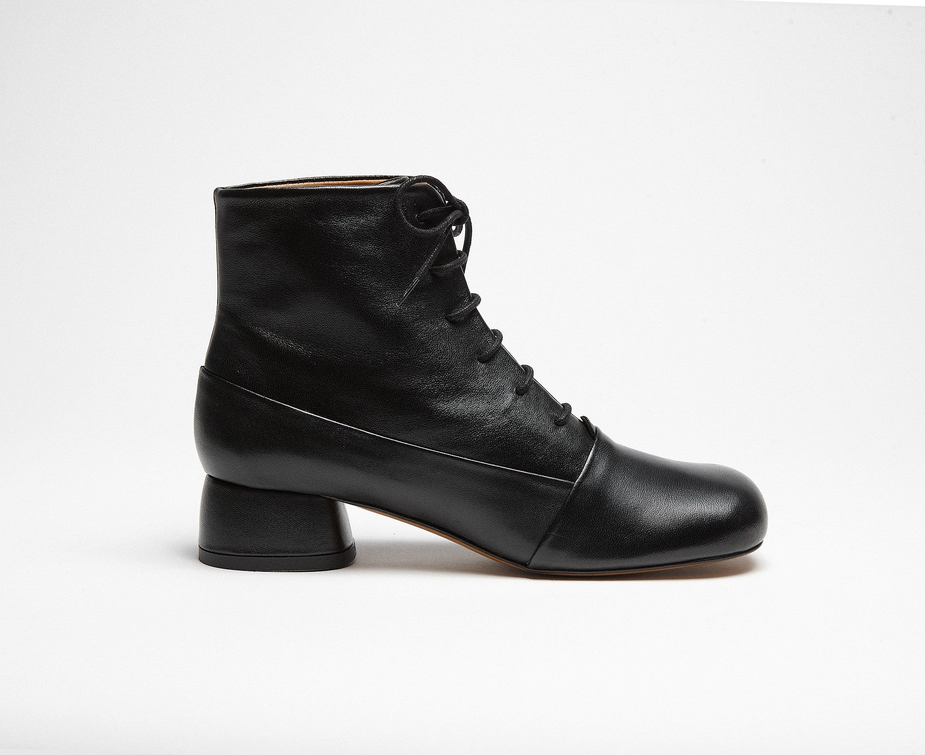 Botín de mujer en piel con tacón bajo. Misu