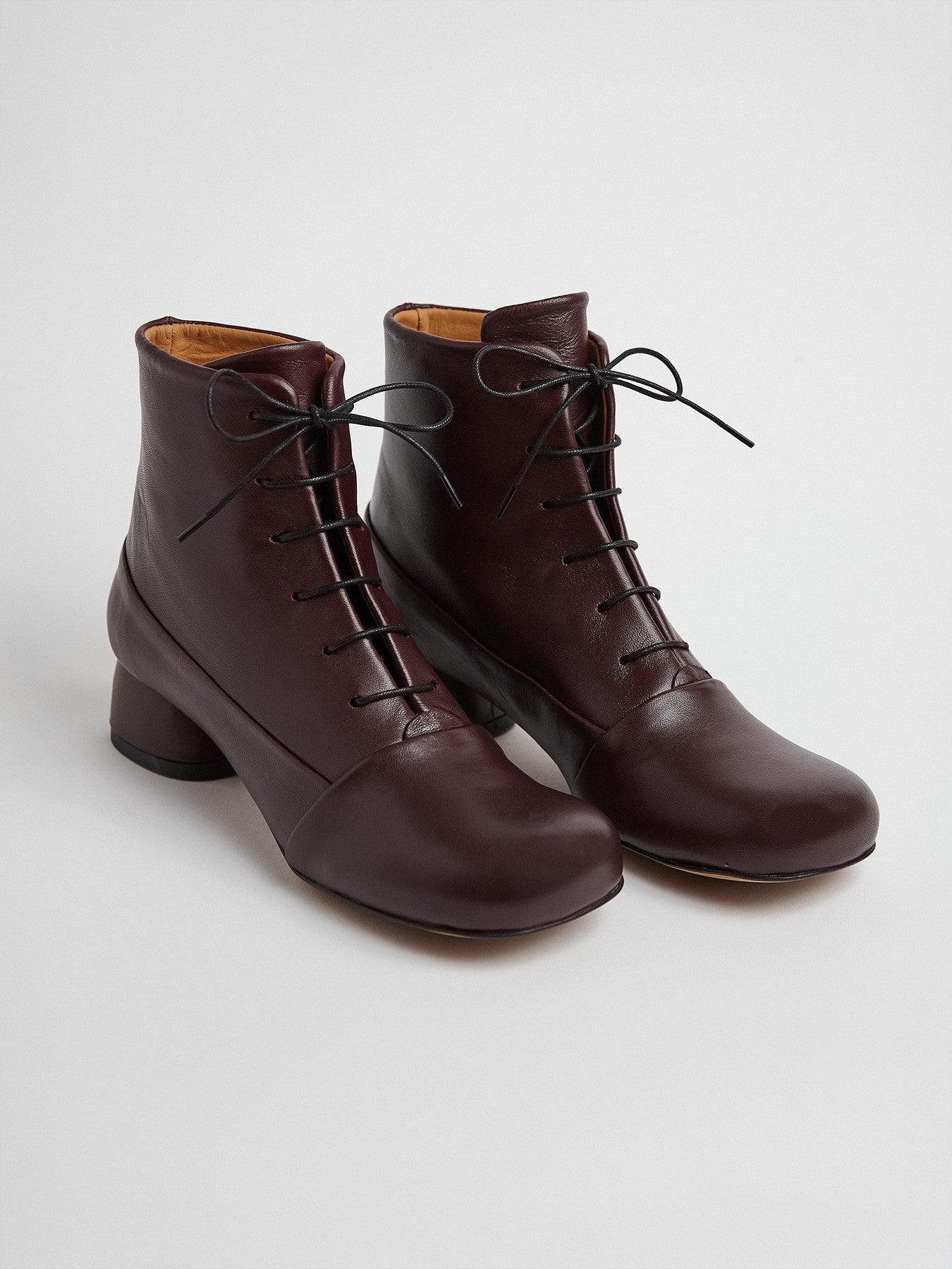 Botín de mujer en piel con tacón bajo. Mery