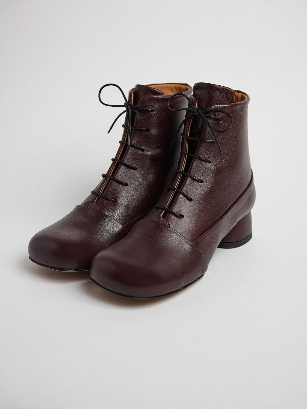 Botín de mujer en piel con tacón bajo. Mery