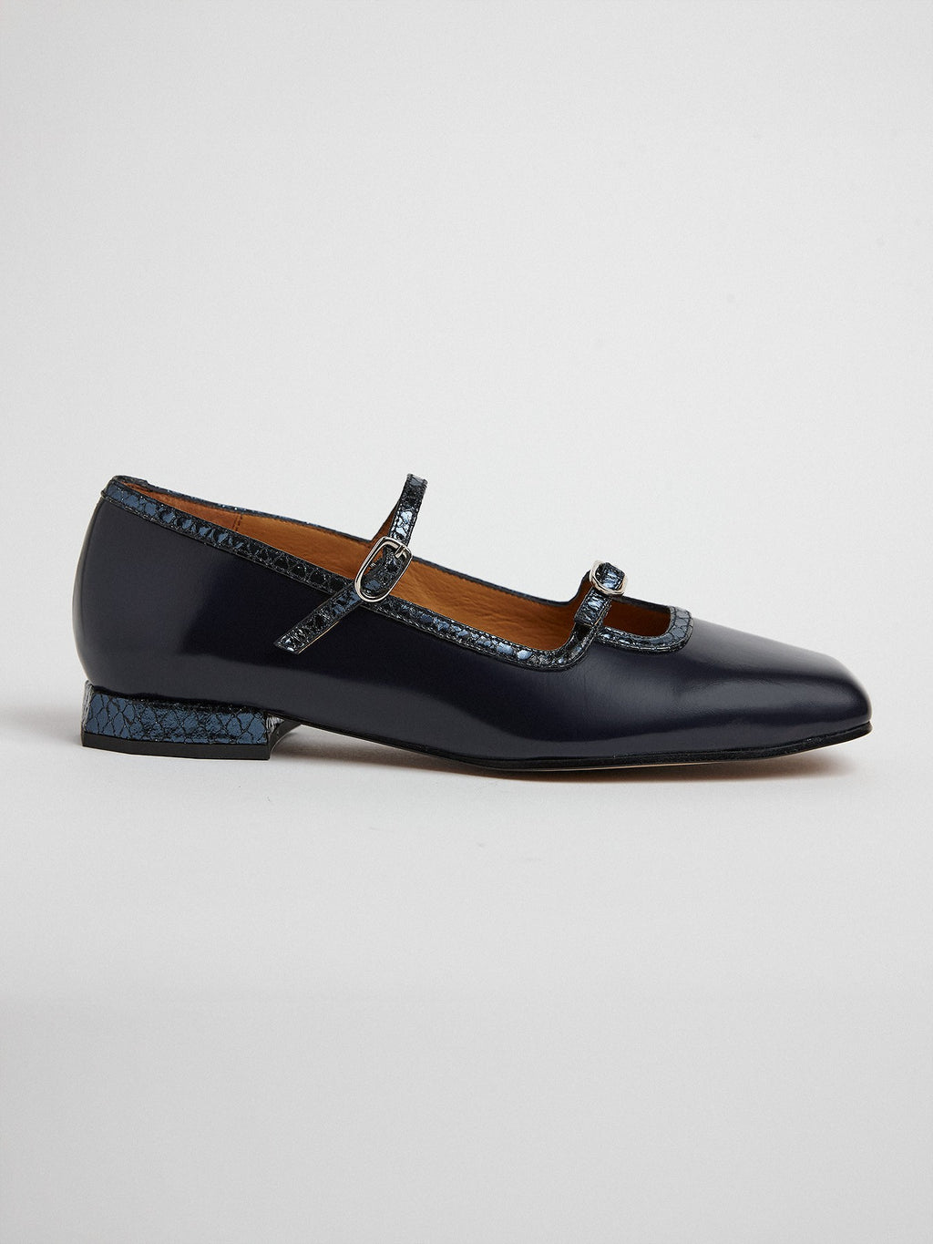 Women's leather shoe with a low heel. Miyi