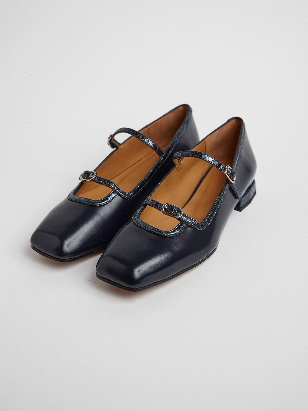 Women's leather shoe with a low heel. Miyi