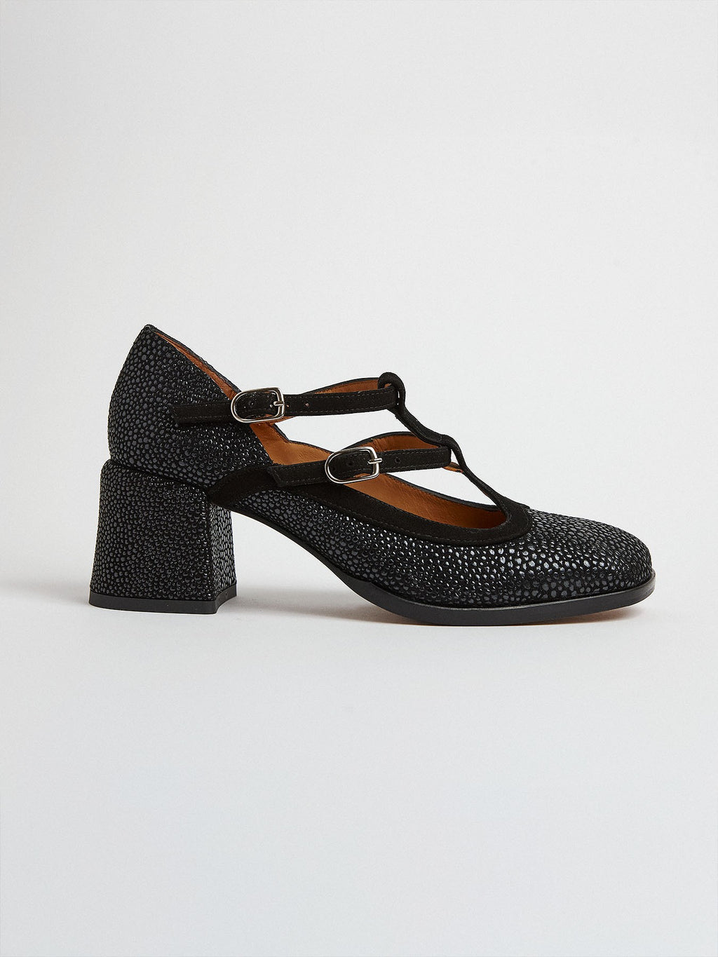 Women's leather shoe with a medium heel. Martina
