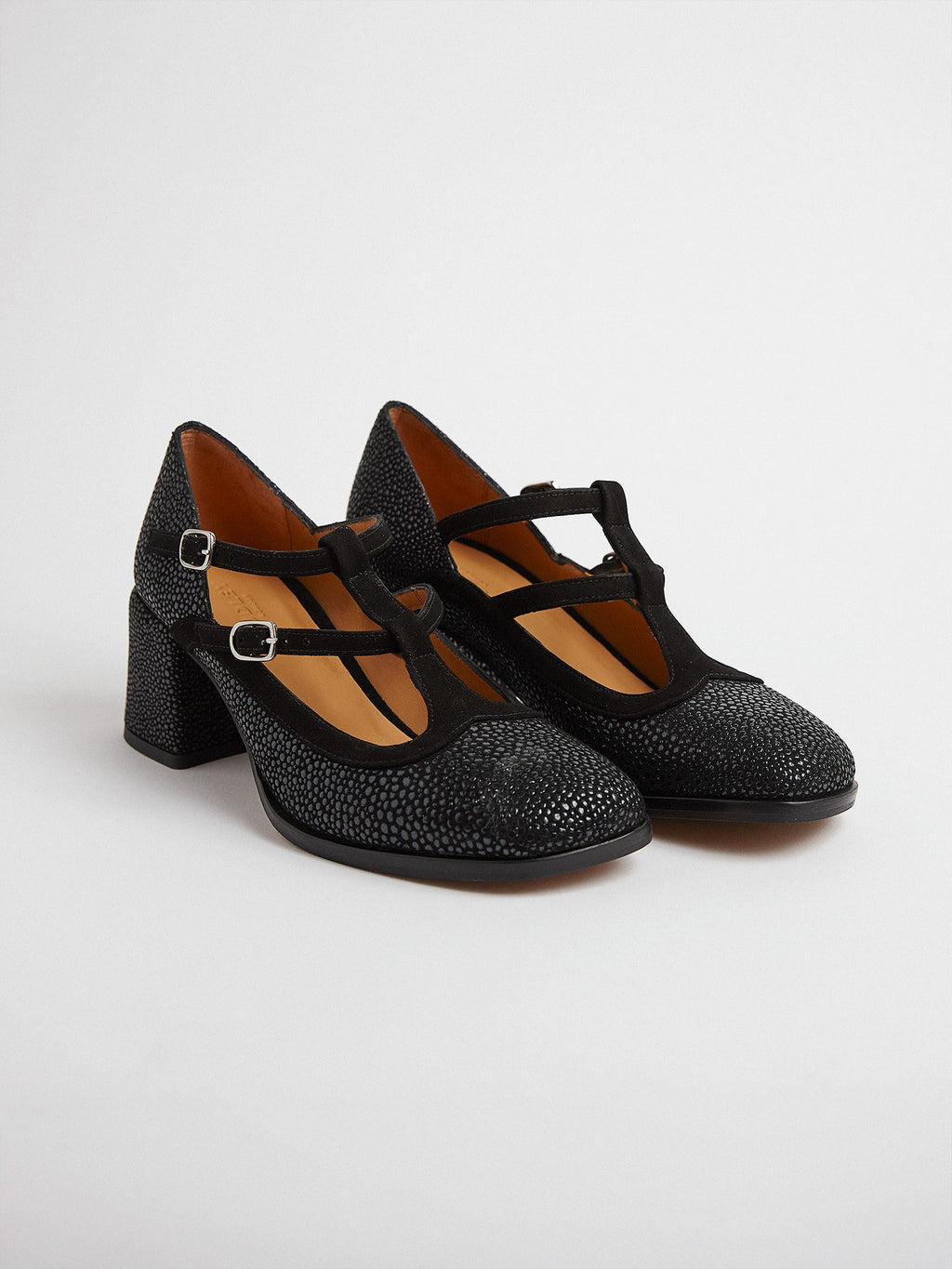 Women's leather shoe with a medium heel. Martina