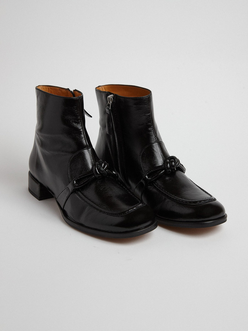 Botín de mujer en piel con tacón bajo. Meline