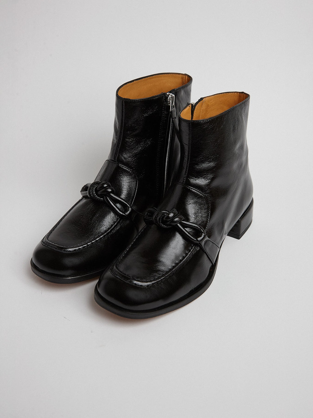 Botín de mujer en piel con tacón bajo. Meline