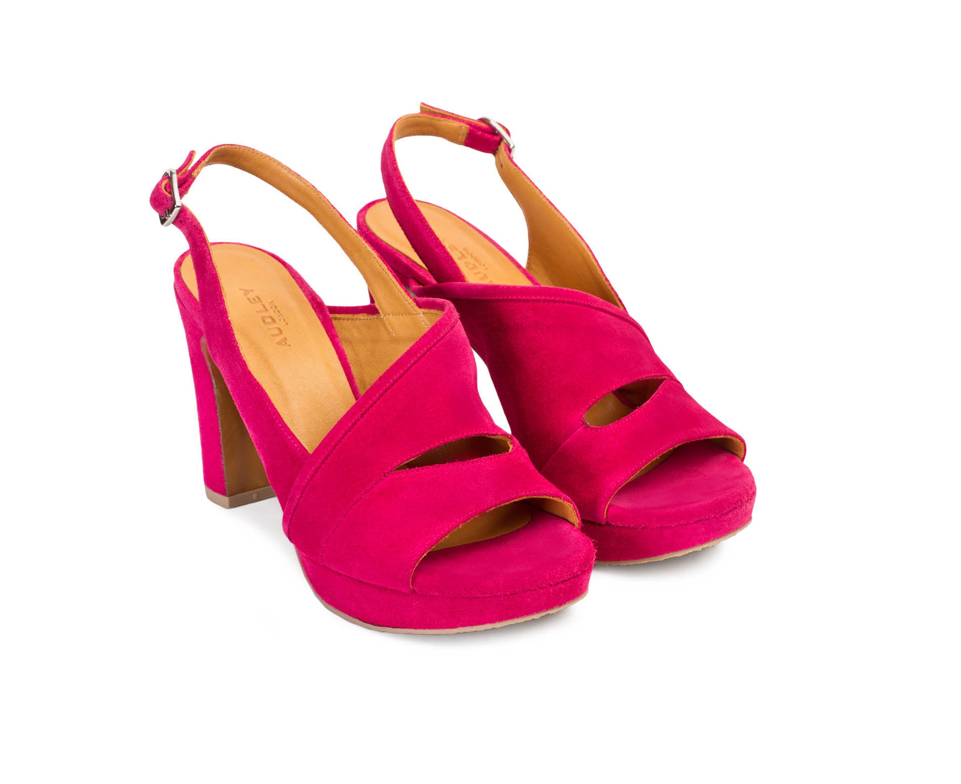 Scarpa da donna in pelle con tacco alto. Bimba