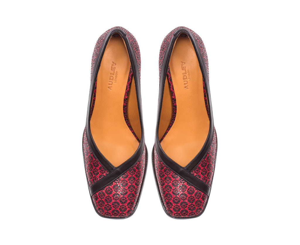 Women's leather shoe with a low heel. Edurne