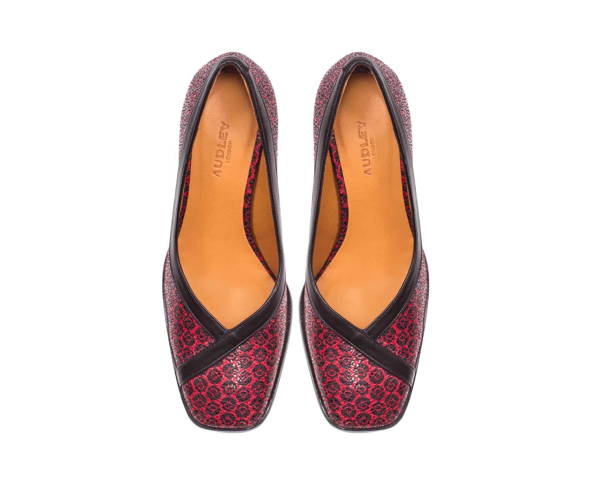 Women's leather shoe with a low heel. Edurne