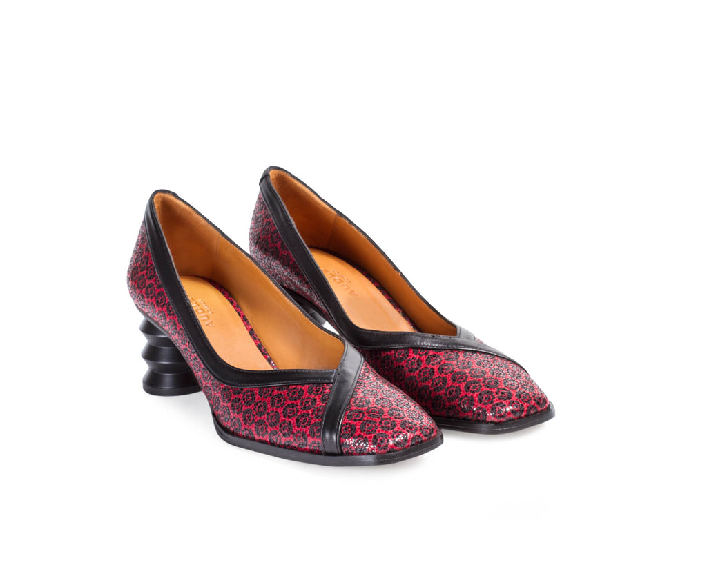 Women's leather shoe with a low heel. Edurne