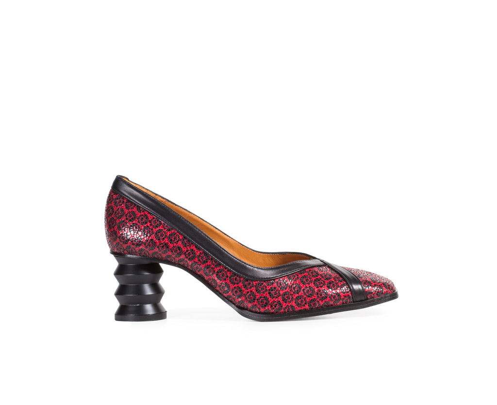 Women's leather shoe with a low heel. Edurne