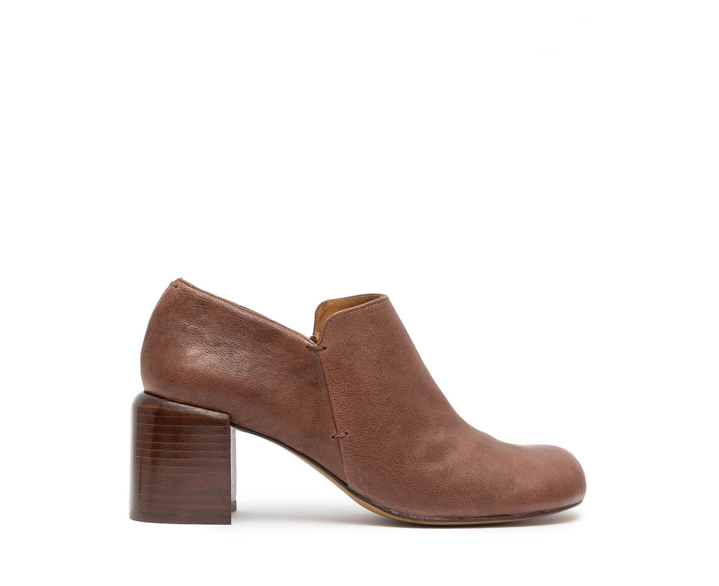 Zapato de mujer en piel con tacón medio. Galilea