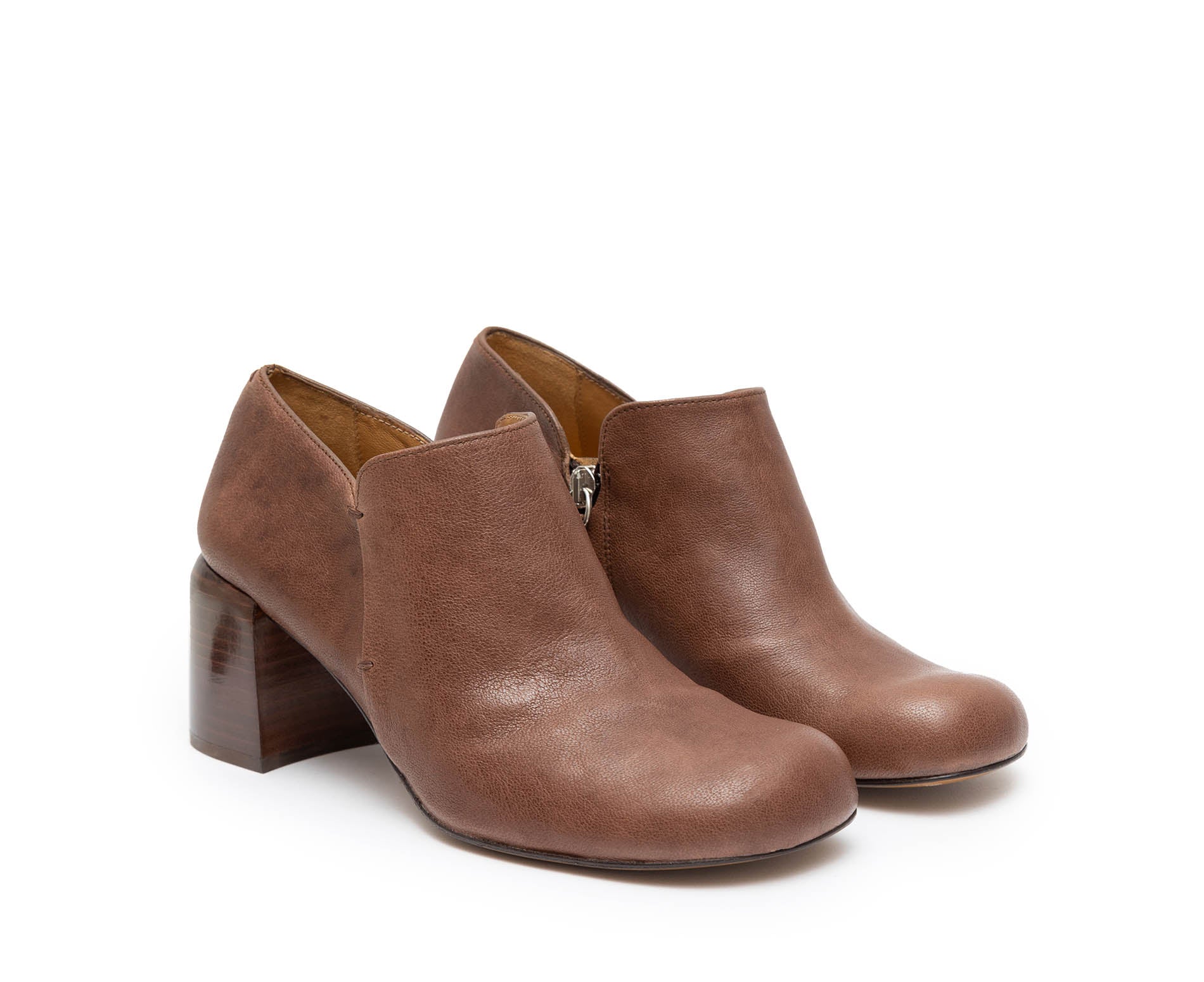Zapato de mujer en piel con tacón medio. Galilea