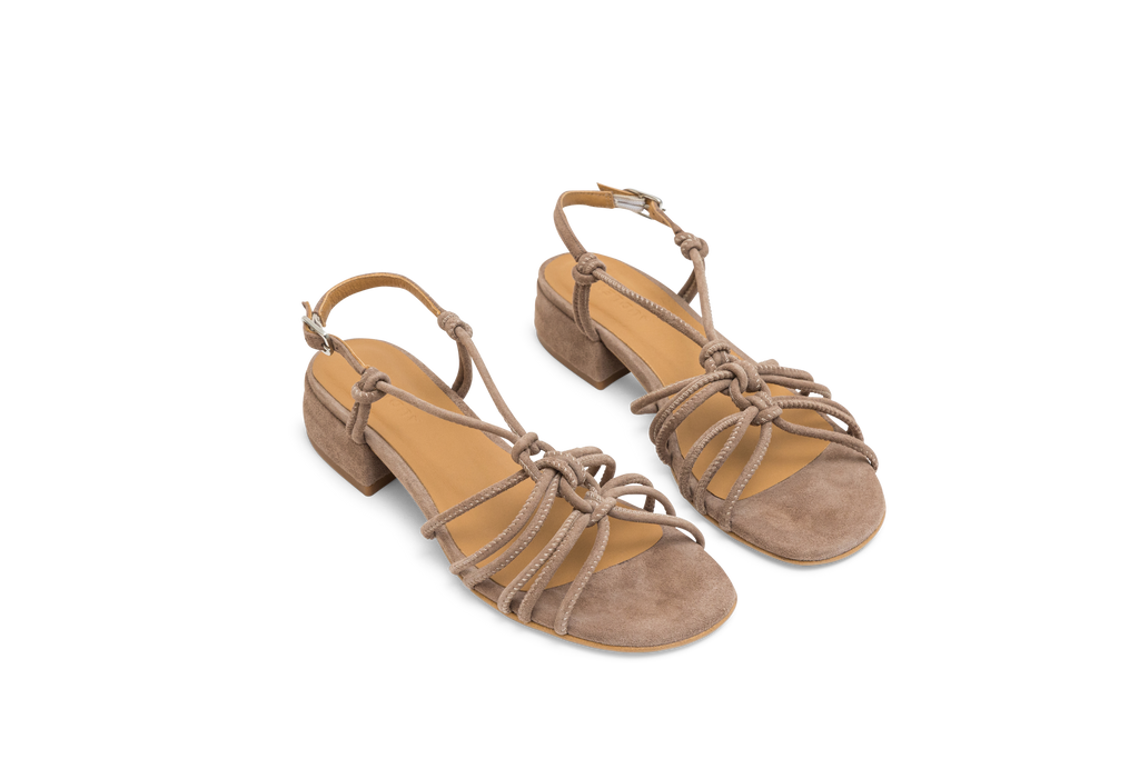 Sandalo da donna in pelle con tacco basso. Janisa