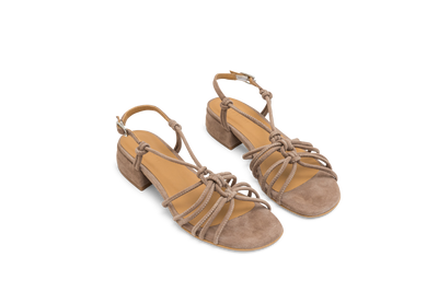 Sandalo da donna in pelle con tacco basso. Janisa