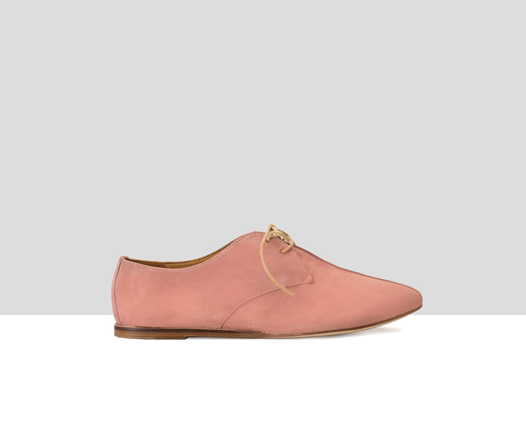 Zapato de mujer en piel con tacón bajo. Verano