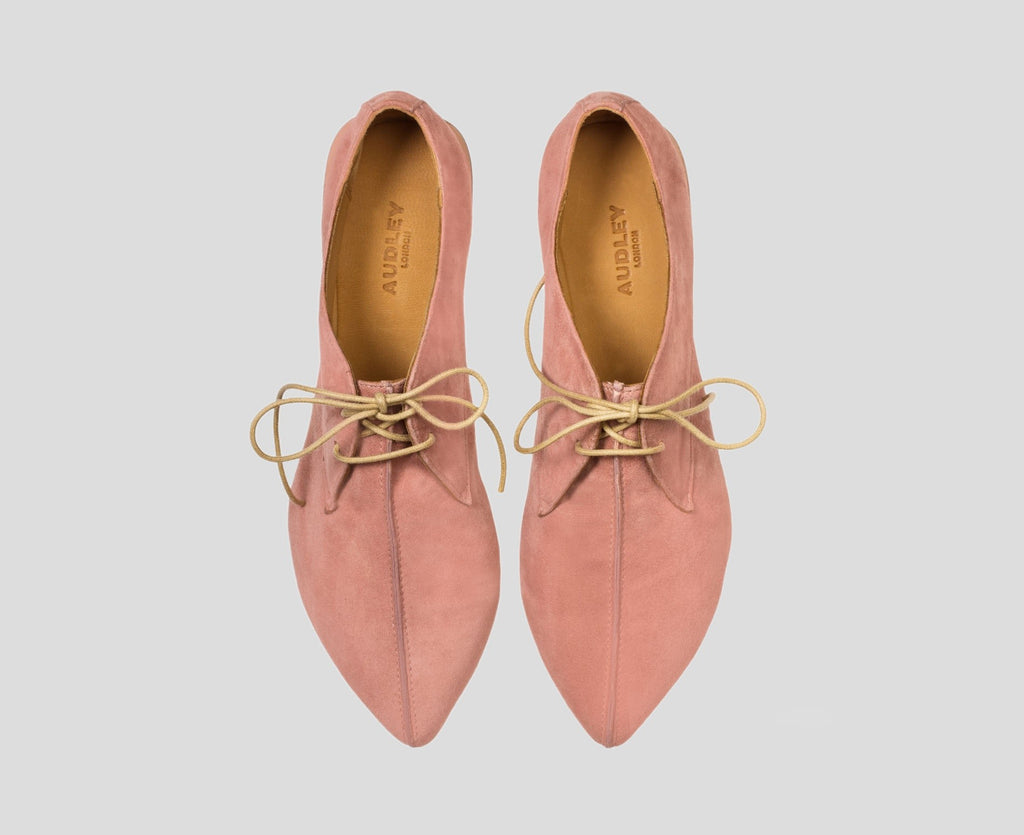 Zapato de mujer en piel con tacón bajo. Verano