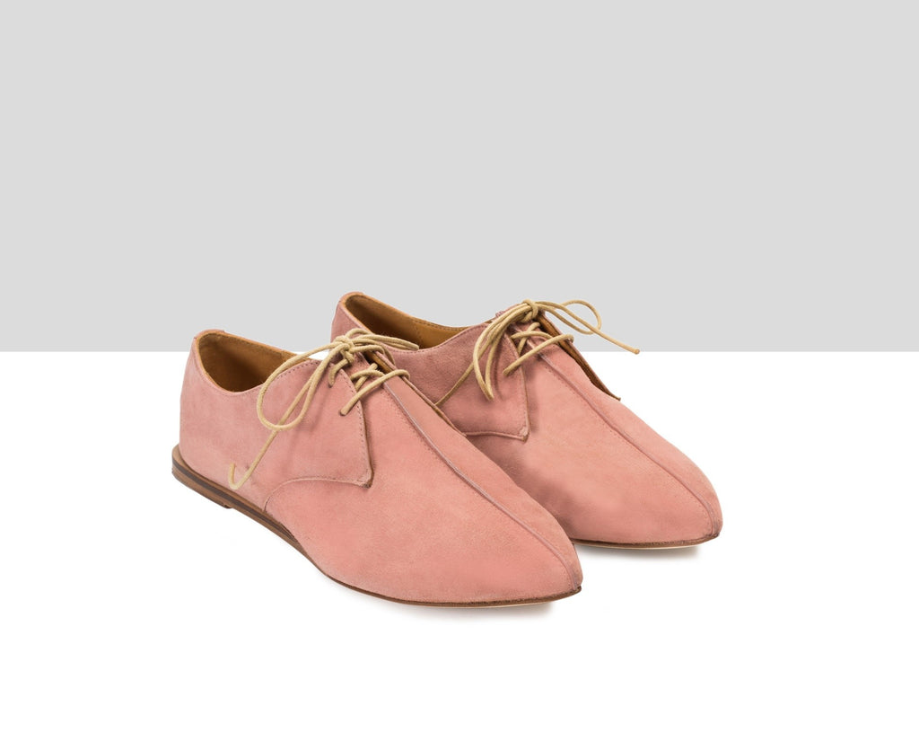 Zapato de mujer en piel con tacón bajo. Verano