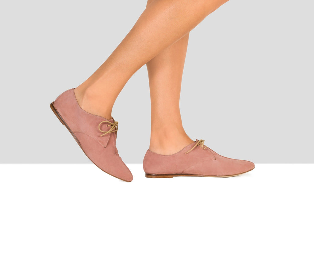 Zapato de mujer en piel con tacón bajo. Verano