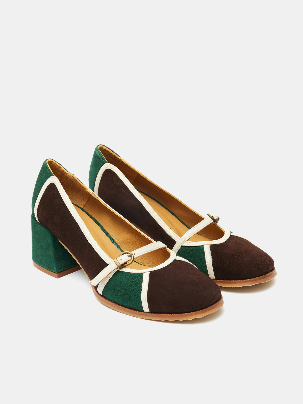 Zapato de mujer en piel con tacón medio. Oliveria