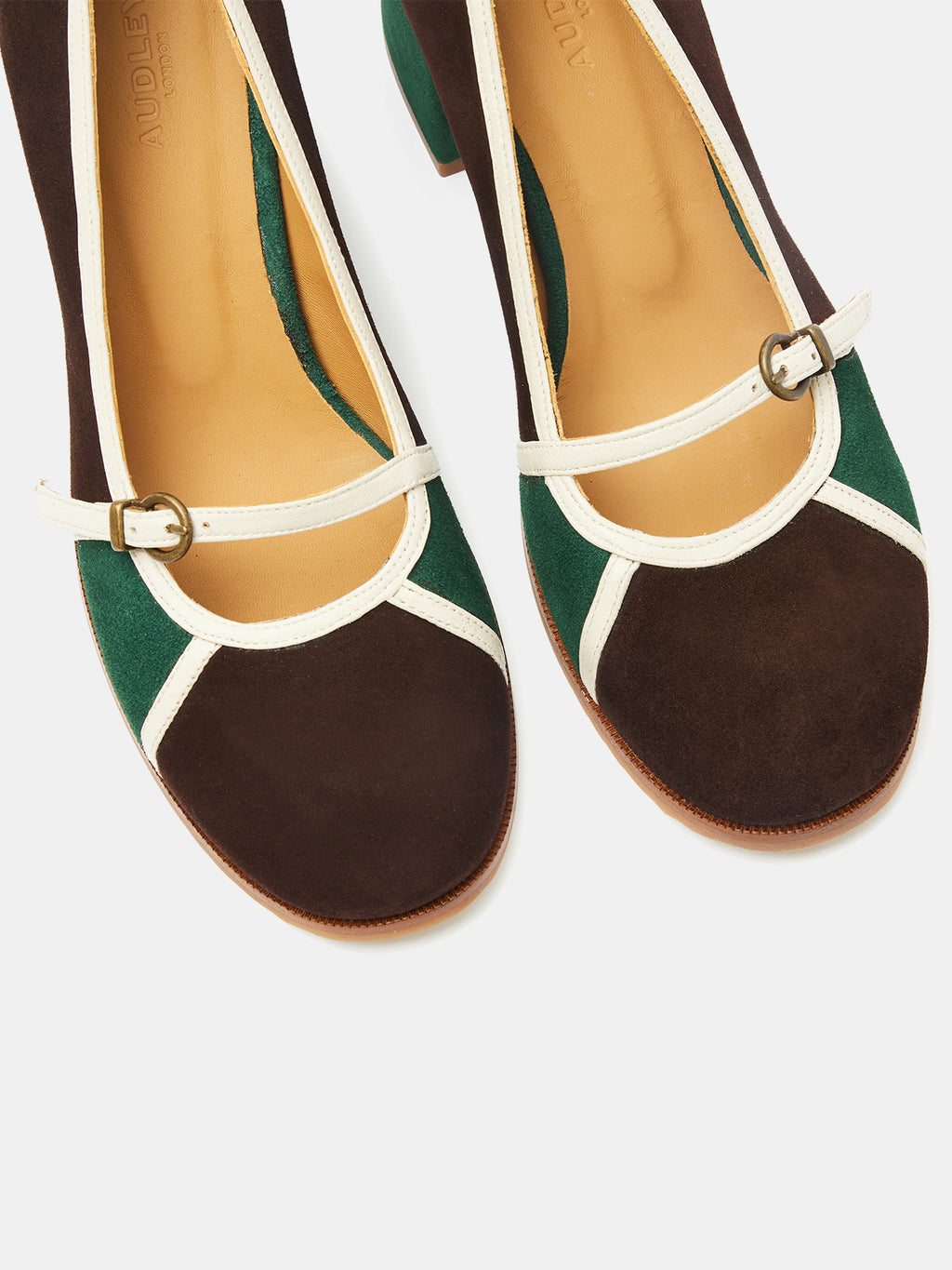 Zapato de mujer en piel con tacón medio. Oliveria