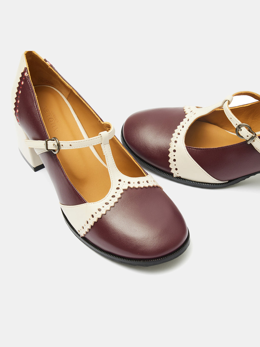 Zapato de mujer en piel con tacón medio. Ortensia