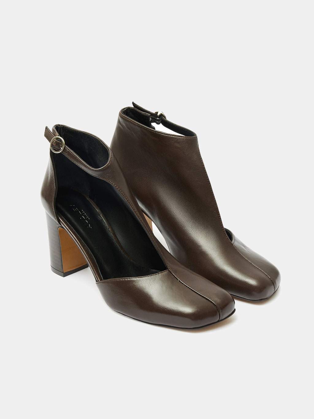 Zapato de mujer en piel con tacón alto. Ophira