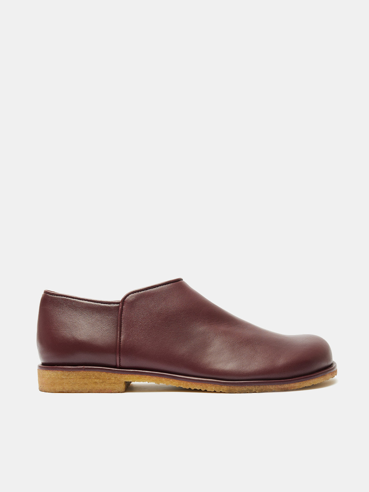 Women's leather shoe with a low heel. Mavi