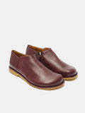 Women's leather shoe with a low heel. Mavi