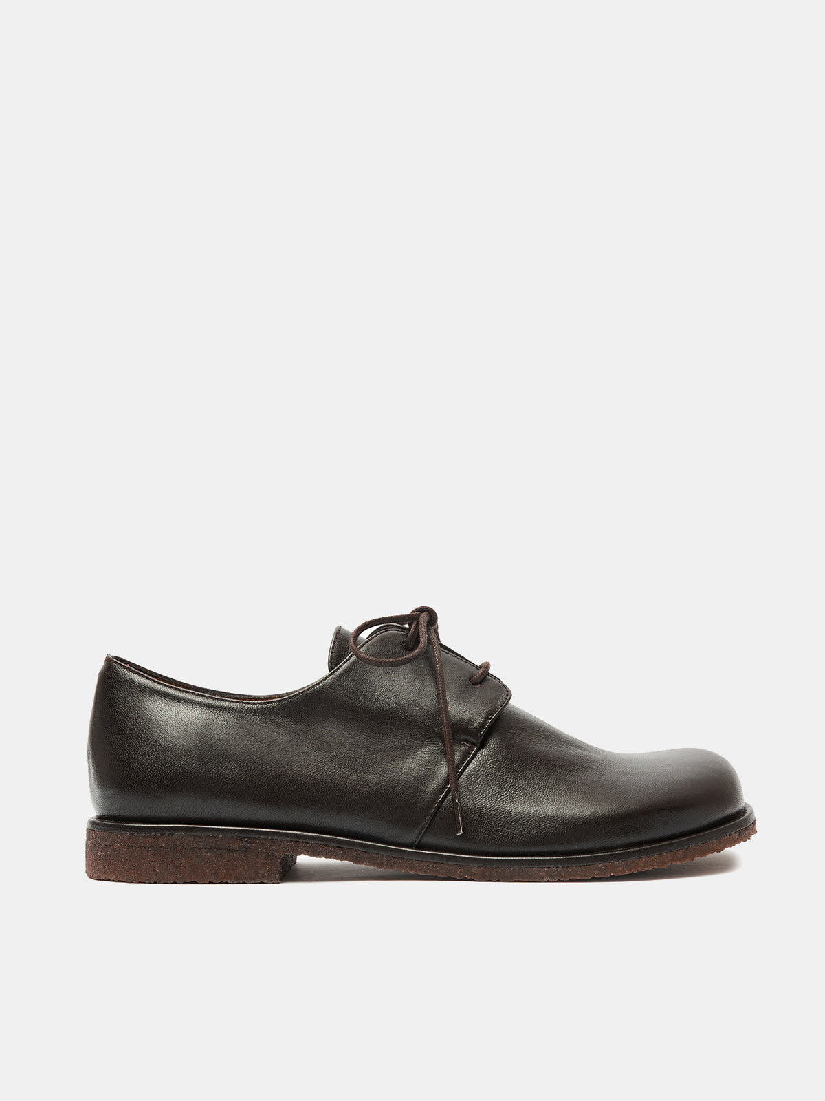 Zapato de mujer en piel con tacón bajo. Osiris
