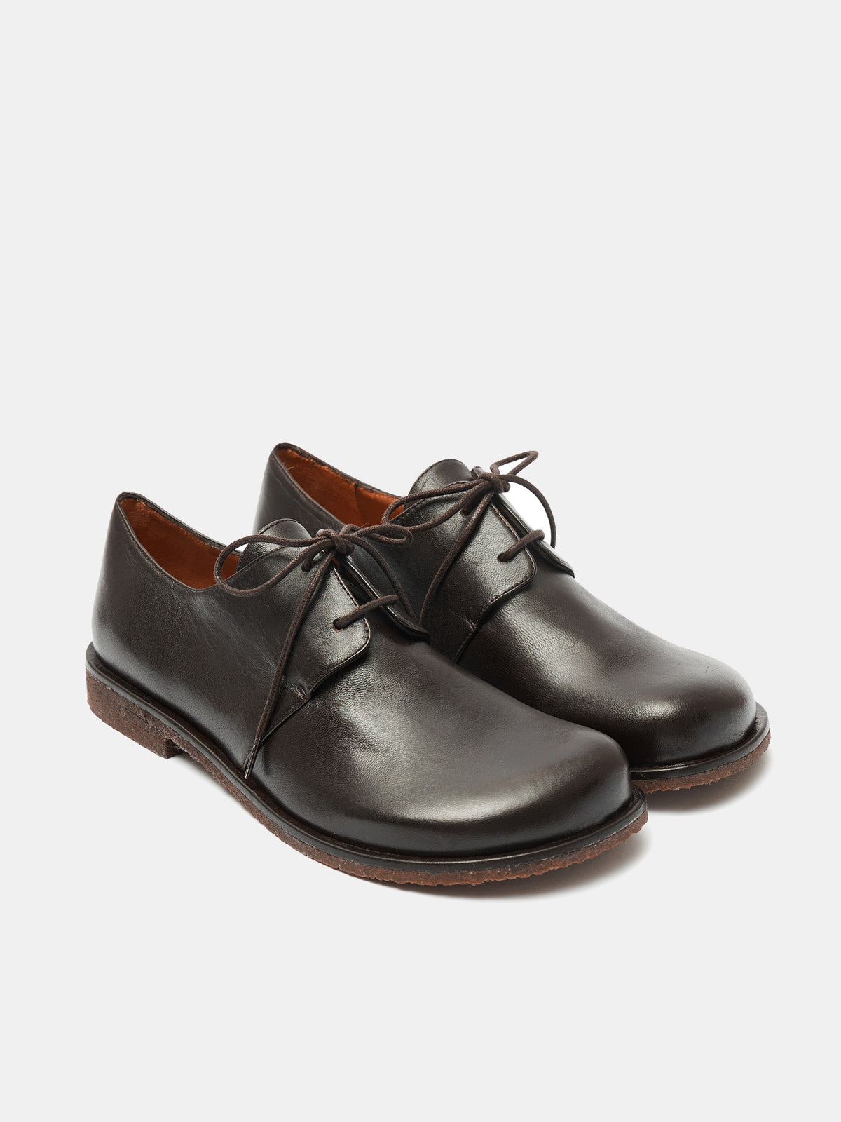 Zapato de mujer en piel con tacón bajo. Osiris