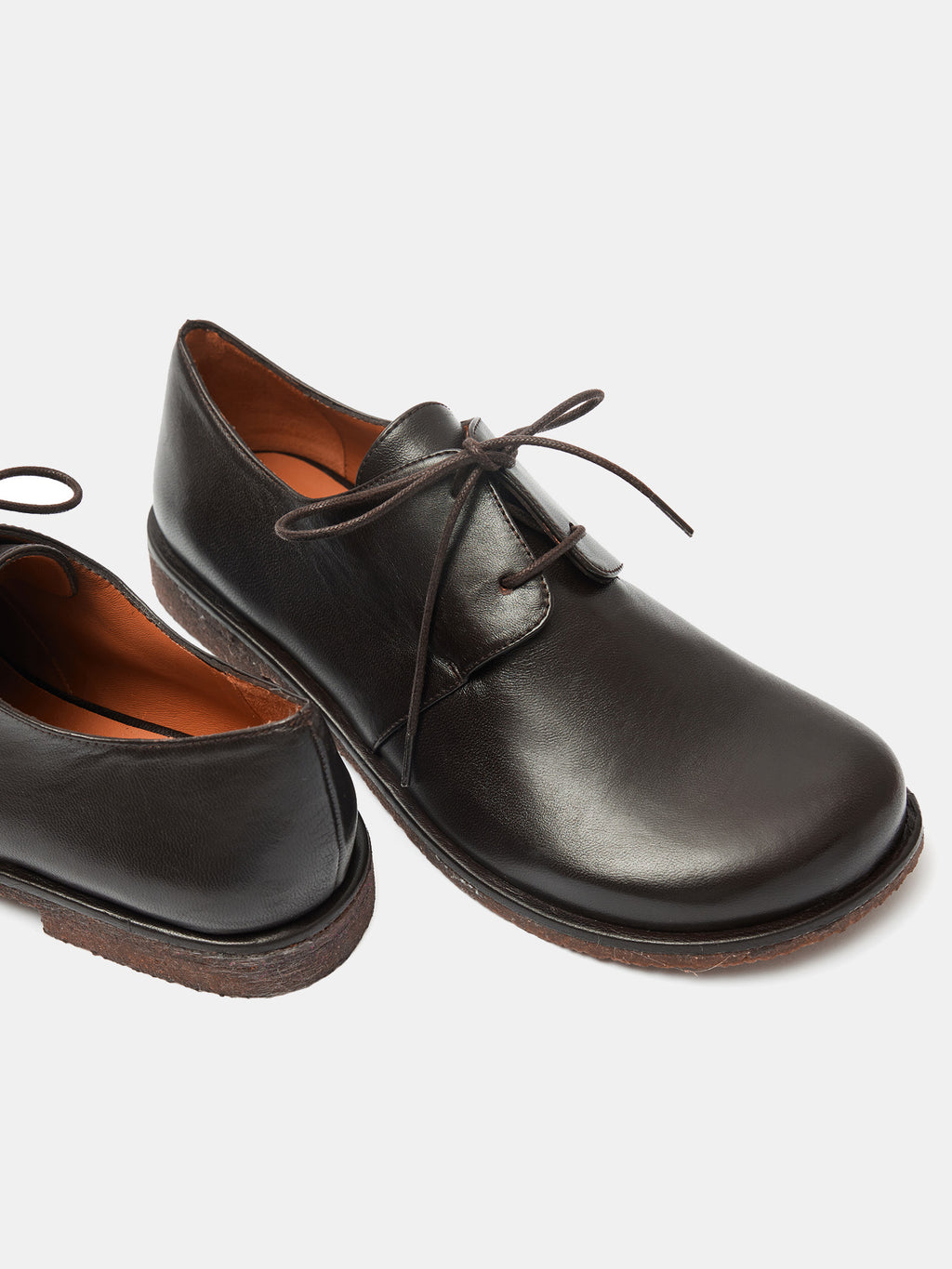 Zapato de mujer en piel con tacón bajo. Osiris