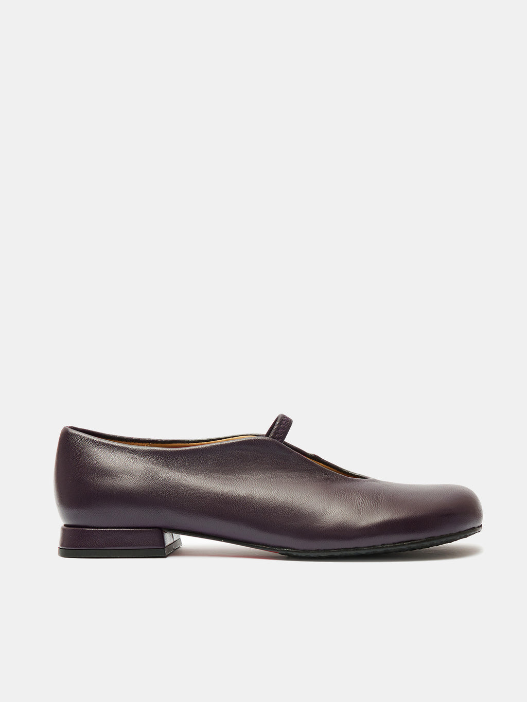 Zapato de mujer en piel con tacón bajo. Ona