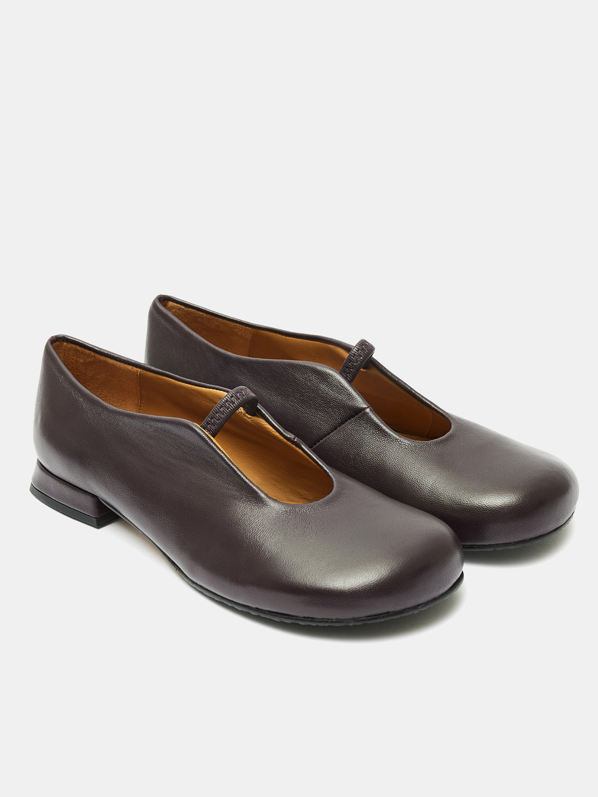 Zapato de mujer en piel con tacón bajo. Ona