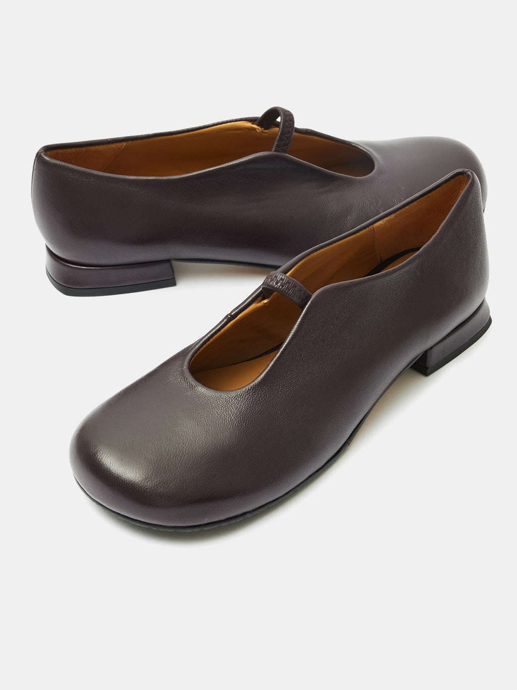 Zapato de mujer en piel con tacón bajo. Ona