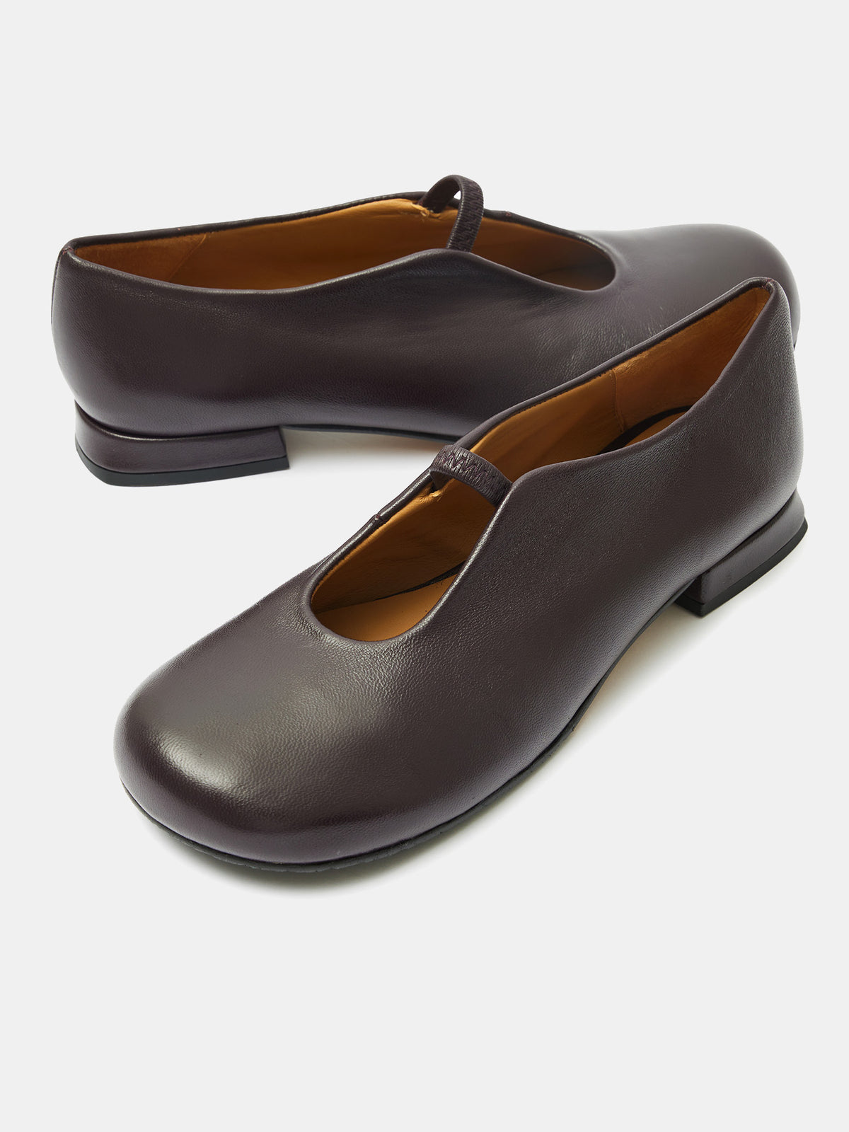 Zapato de mujer en piel con tacón bajo. Ona