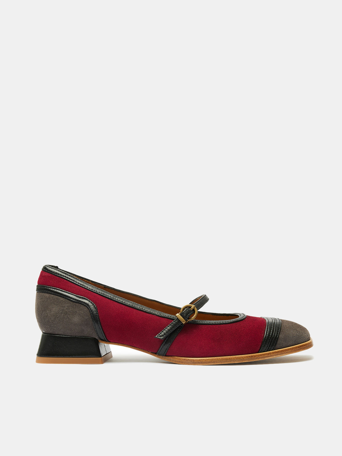 Zapato de mujer en piel con tacón bajo. Orlanda