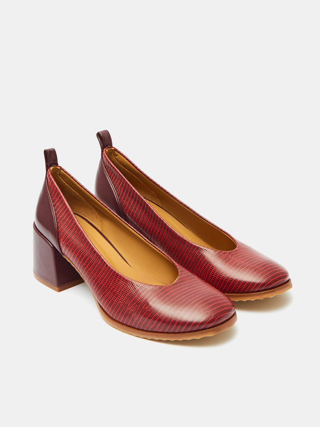 Zapato de mujer en piel con tacón medio. Orlinda