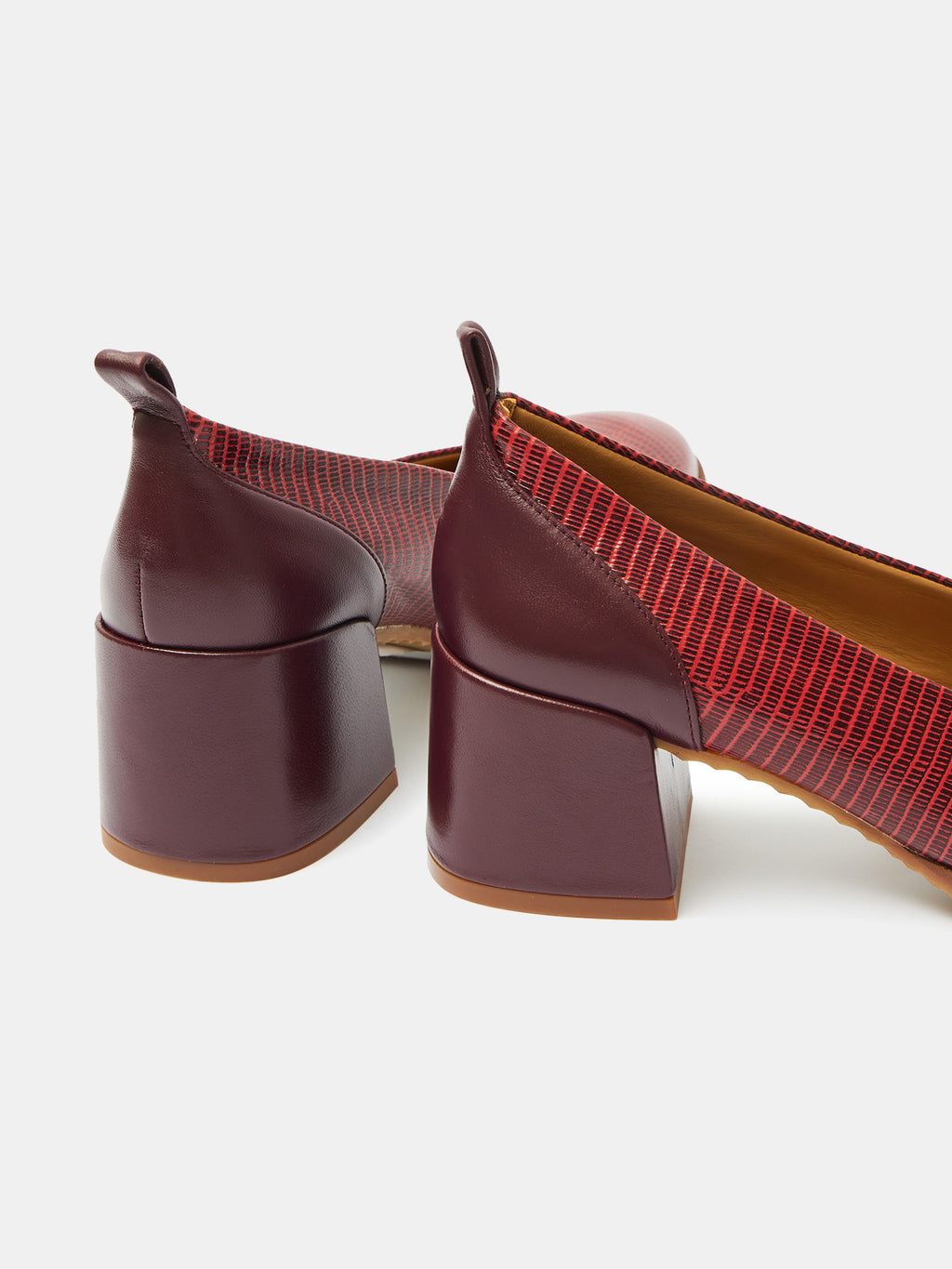 Zapato de mujer en piel con tacón medio. Orlinda