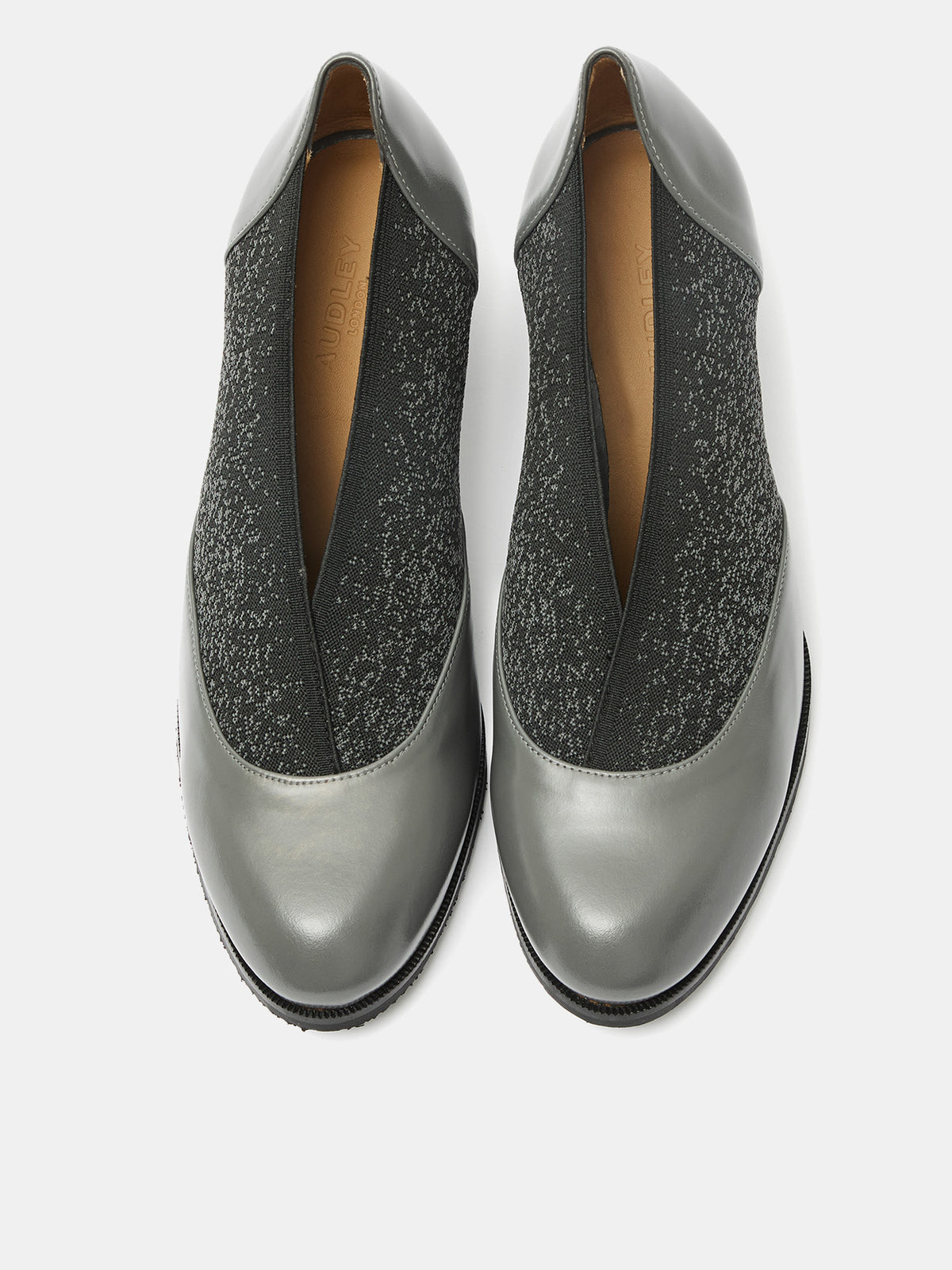 Scarpa da donna in pelle con tacco basso. Mavi