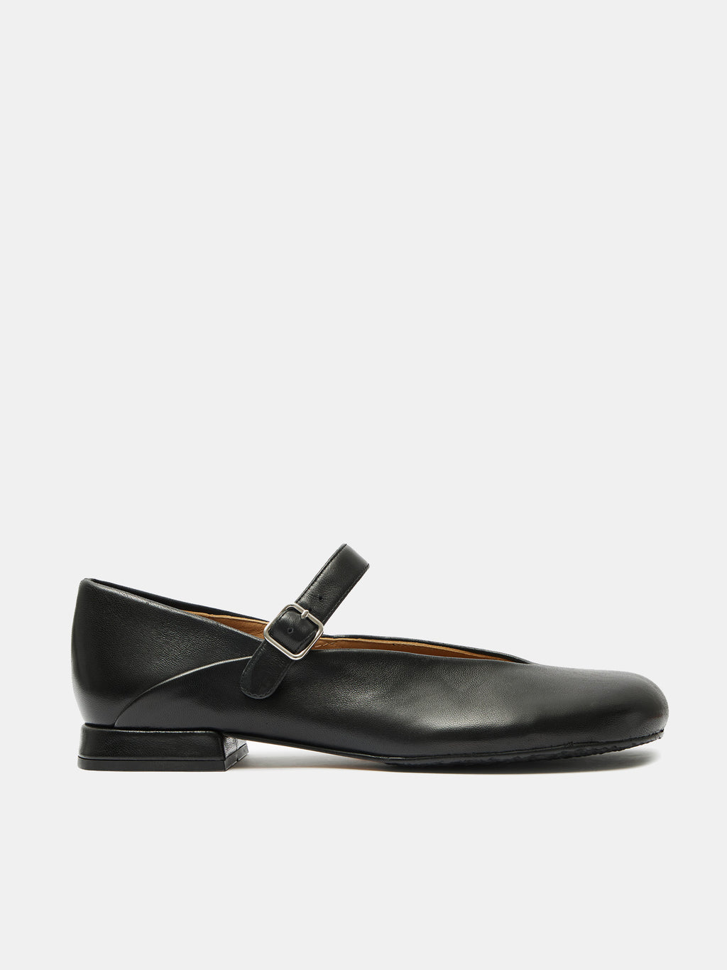Zapato de mujer en piel con tacón bajo. Orsa