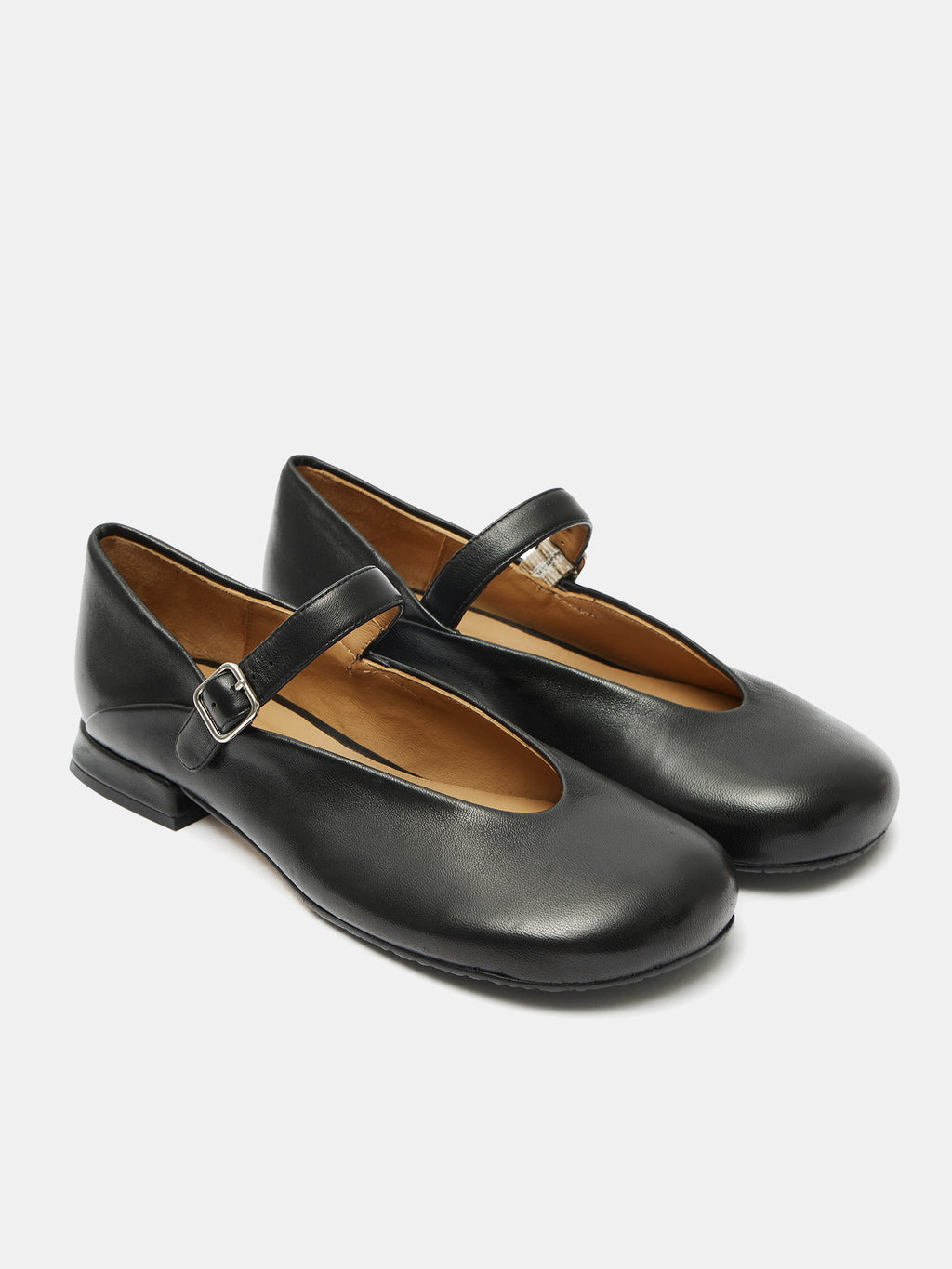 Zapato de mujer en piel con tacón bajo. Orsa
