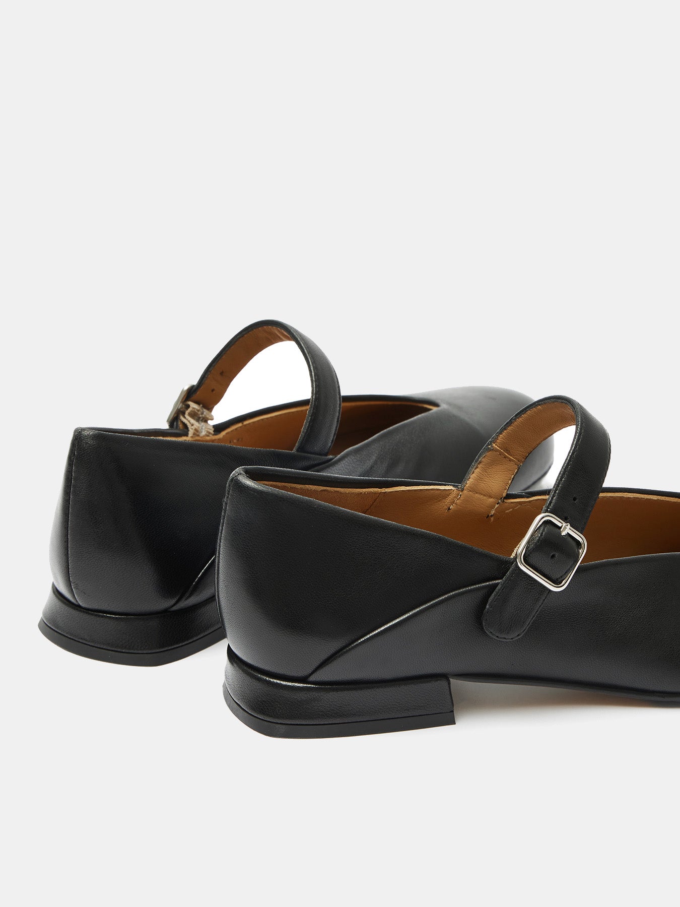 Zapato de mujer en piel con tacón bajo. Orsa